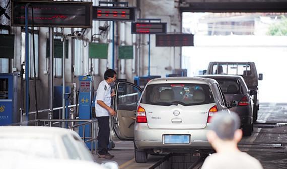 长期出差车子用不上，保险能不能停一年，下年开了再买？