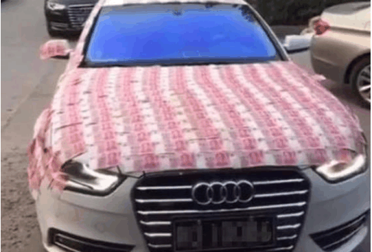 车主为了炫富把刚买的奥迪用50万真钞做贴膜, 这可把小偷乐坏了