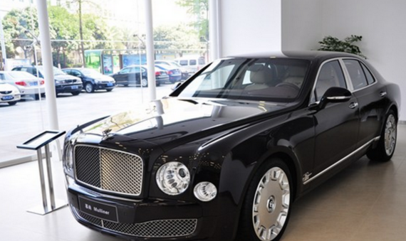 千万宾利成“僵尸车”，放置五年无人认领？工作人员这招被点赞！