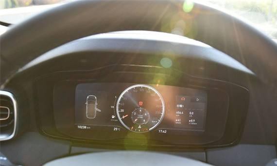 辽宁一位90后妙龄女子提吉利领克01，看到车主时，竟比车还养眼！