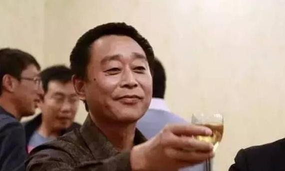 大连第一台迈巴赫得主，坐拥多辆千万豪车，车牌比赵本山的还牛！