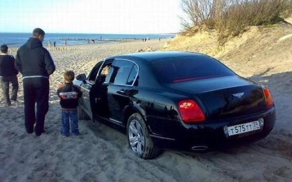 宾利在这里遭了殃, 四驱奔驰越野车不信邪冲上去, 没想到更惨