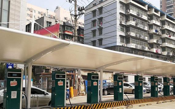 深圳新能源车停车充电，可减免停车费，车友们拍手叫好！