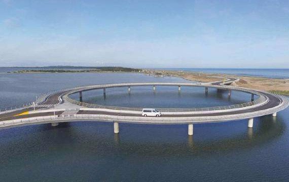 设计师耗资7000万把笔直的大桥弄成圆形, 老司机一看疯狂吐槽