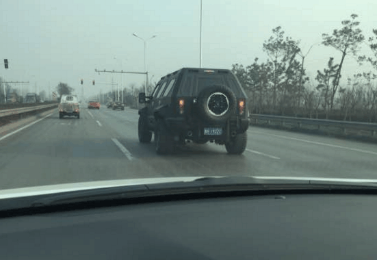 济宁高速上遇见一辆1600万的骑士十五世, 加一次油需要2千元