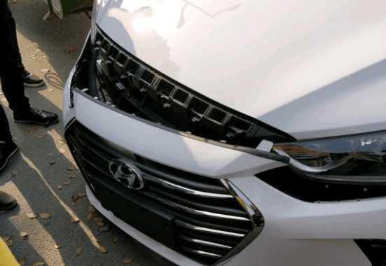 大妈电动三轮车撞掉现代轿车前脸 网友: 说好的质量呢