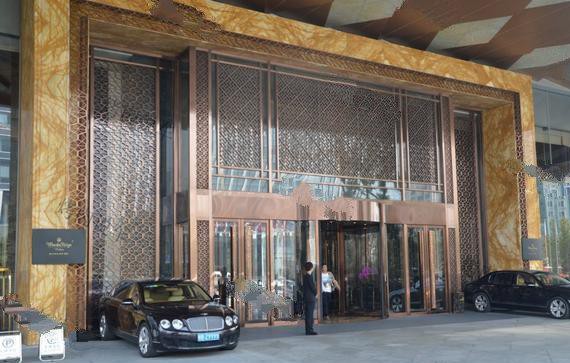 王思聪他们家的宾利, 出了事故没舍得换, 修修补补接着用