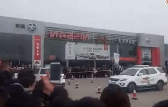 实拍：广东老司机4S店表演漂移，网友：耍过火了