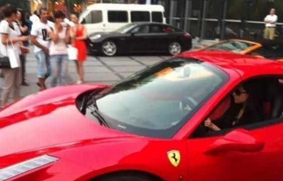 隐形女富豪现身, 名下豪车更不是一般的明星能比的