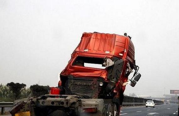 高速路上遇到辆卡车, 跟进一看, 不得不佩服司机的胆量