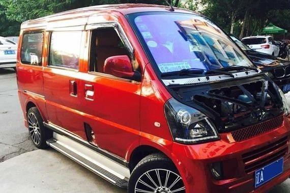 保安买五菱荣光花一万改成超跑, 跑赢法拉利后被老板花百万买下