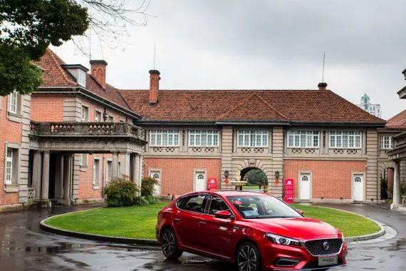 开这车双手永远不离方向盘，大部分操作都靠嘴