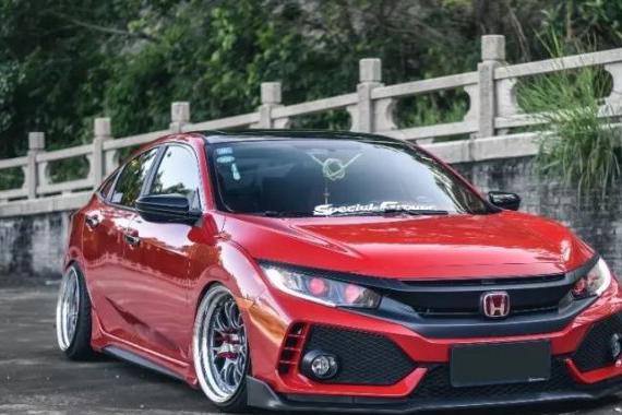 红色的思域更有“跑车“的感觉，如此骚气的内饰更是激情十足！