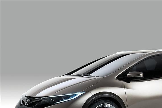 这款本田拥有尖锐的大灯造型, 花瓣车轮设计增添一丝优雅感