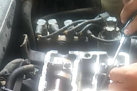 别克凯越漏机油造成发动机抖动，加速无力