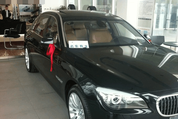 安徽小伙花257万提车宝马760: 6.0排量V12发动机真美