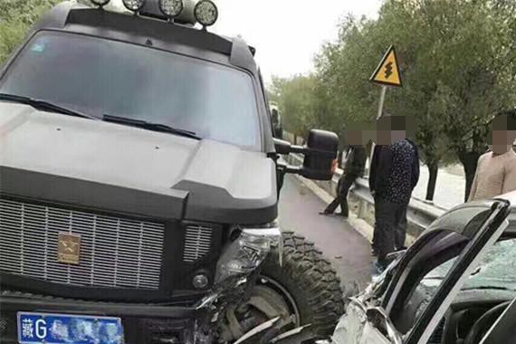 路遇乔治巴顿撞上起亚K3, 吃亏的竟是乔治巴顿!