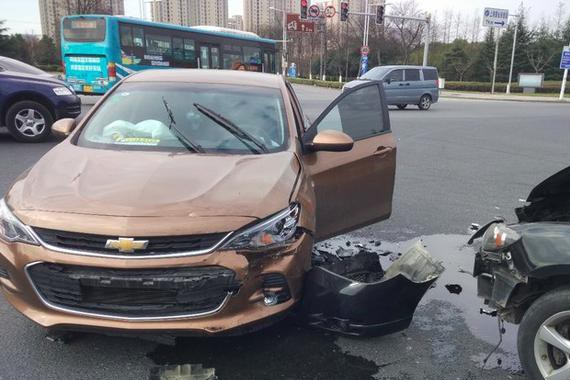 马自达3撞击雪佛兰科沃兹, 两车差距明显, 这质量让车主欲哭无泪