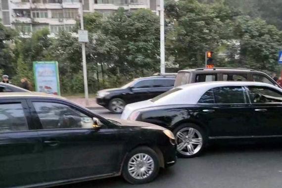 大众一家亲，女司机开朗逸追尾慕尚，这得赔多少？