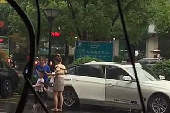 街头偶遇一辆40万宝马，停车时霸占3个车位，车主看后不以为然