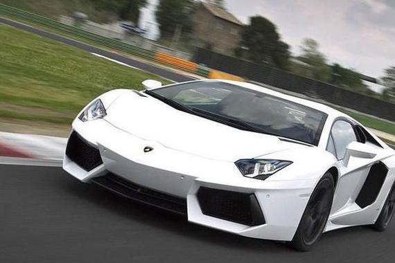 700万兰博基尼包车衣，却露出屁股！看到旁边的五菱瞬间秒懂