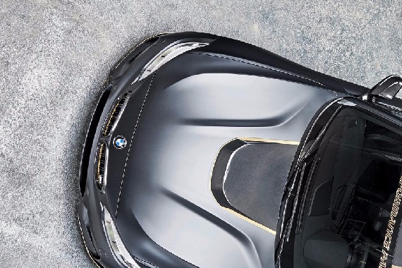 车友买台新宝马，让4S店销售撞了，4S店该给换一辆新车吗？