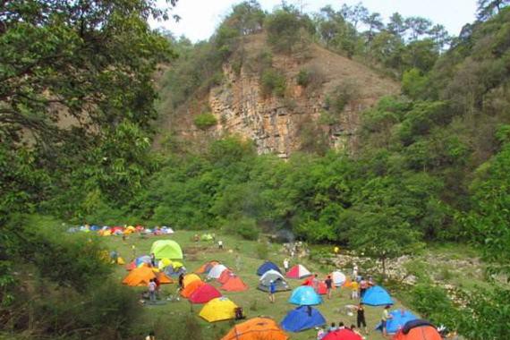 她们说，清明小长假去曲靖马龙野花沟露营不是去探险而是去赶集！