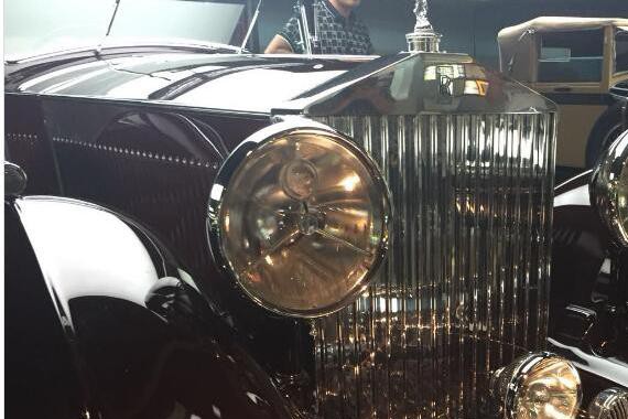 1935年生产的劳斯莱斯，到现在完好无损，车内饰可与现在豪车媲美