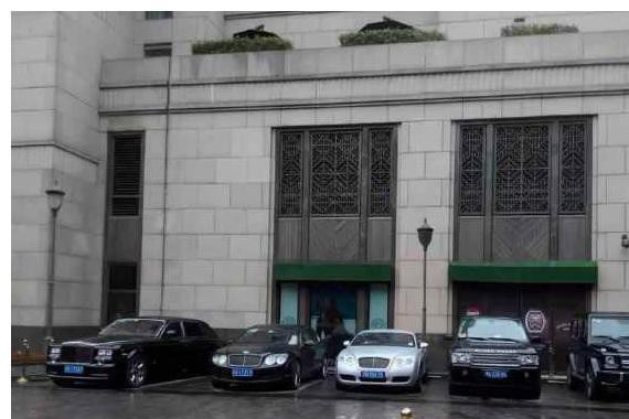 上海这个停车场堪称顶级豪车展, 开路虎都花不起这停车费