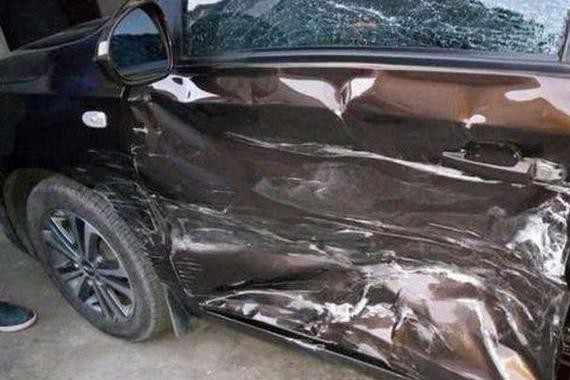 汽车被撞，是先报警还是先找保险？保险公司：顺序错了一分不赔