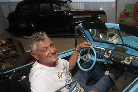 美国74岁亚当斯用9台冰箱改装迷你汽车, 富豪欲出高价购买被拒绝