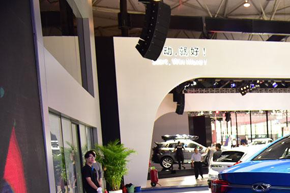 趴在地上拍照，出租车上写稿，但这两天教授真觉得值！