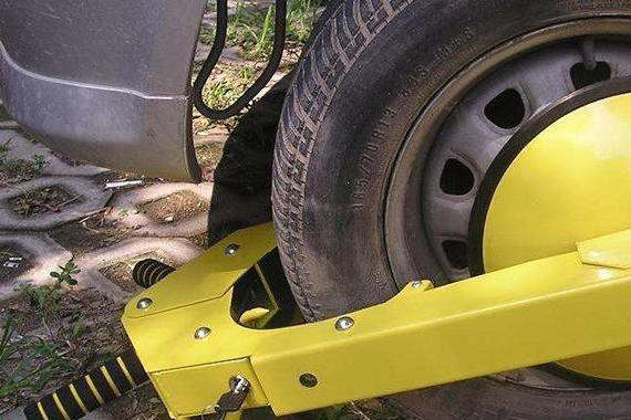 车主误占停车位被锁车？车位主人表态：要开锁就交500元停车费！