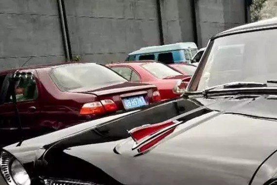 速递!新鲜的“红旗“资讯全在这，看我就够了