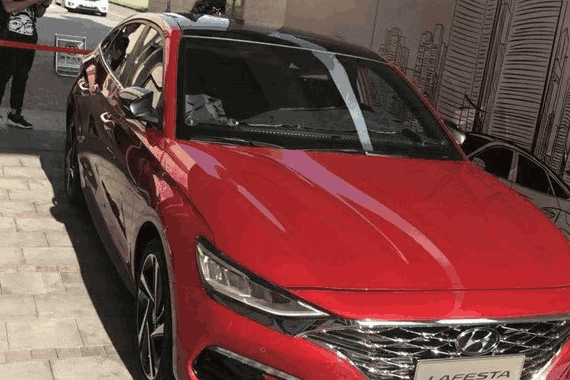 现代LAFESTA多种颜色实车到店,内饰细节首曝,发动机声浪很迷人