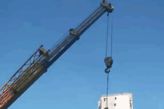 女司机与保安冲突开车堵门, 哪知保安叫来吊车将其挂上天!