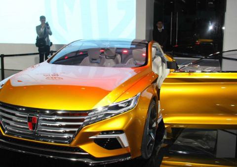 这款国产车比奔驰C级还艳，身披黄金甲，买雅阁都后悔不已