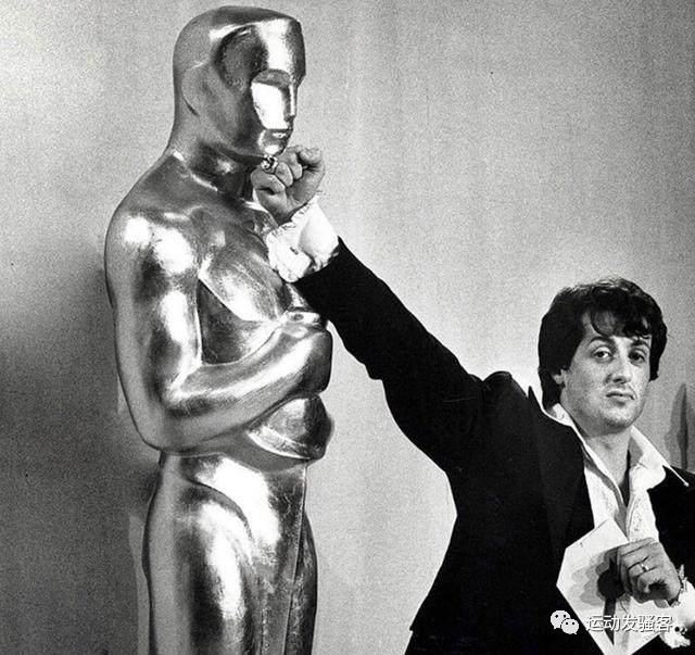 足球数据 BET365体育在线网站 意球迷横幅讽