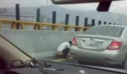 高速堵车时，女生怎么解决尿急的问题?
