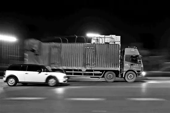 为什么要远离大货车？看完吓出一身冷汗！