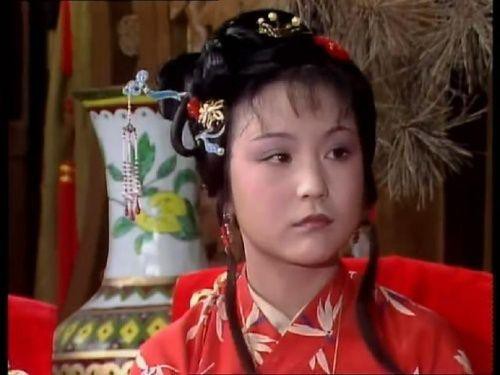史湘云说话太直,薛宝钗一语道破,更像是有男儿气度
