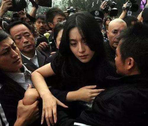 揭娱乐圈女星被揩油的瞬间，最后一张胆子太大了！