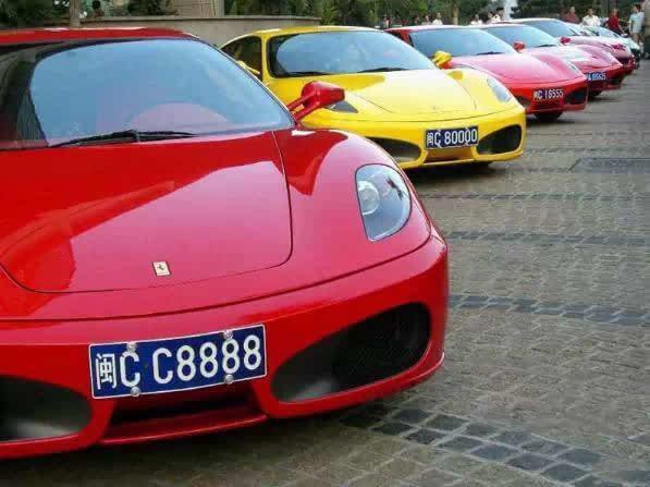 慈善拍卖会上以1420万美元拿下车牌,如今它被悬挂在一辆布加迪威龙上