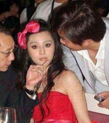 揭娱乐圈女星被揩油的瞬间，最后一张胆子太大了！