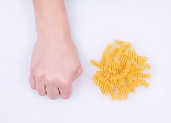 碳水化合物主食类，应当只占盘子的四分之一。