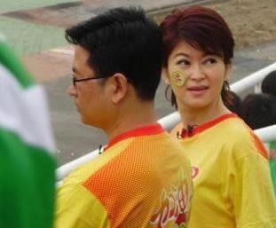 原来央视著名主持人白岩松的妻子竟然如此漂亮