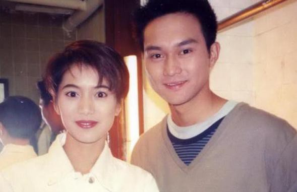 张智霖袁咏仪24年合影变化：女方都老了，他却年轻