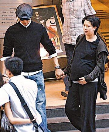 张智霖袁咏仪24年合影变化：女方都老了，他却年轻