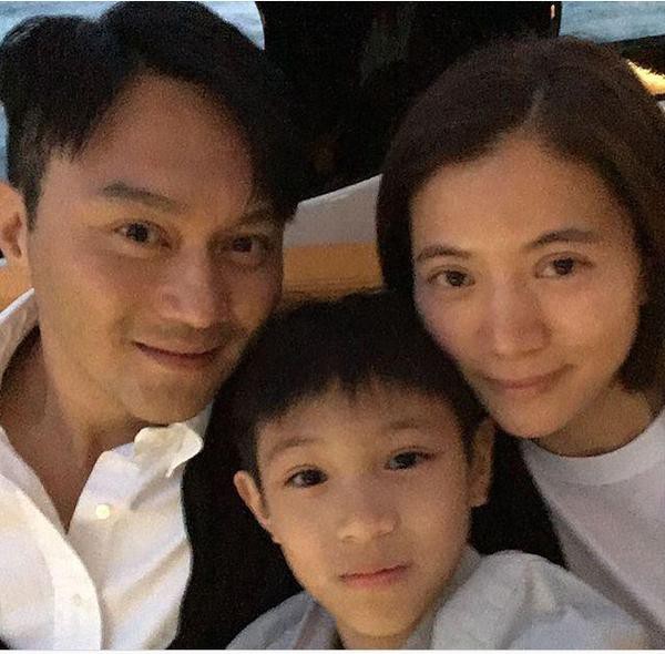 张智霖袁咏仪24年合影变化：女方都老了，他却年轻