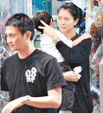 张智霖袁咏仪24年合影变化：女方都老了，他却年轻